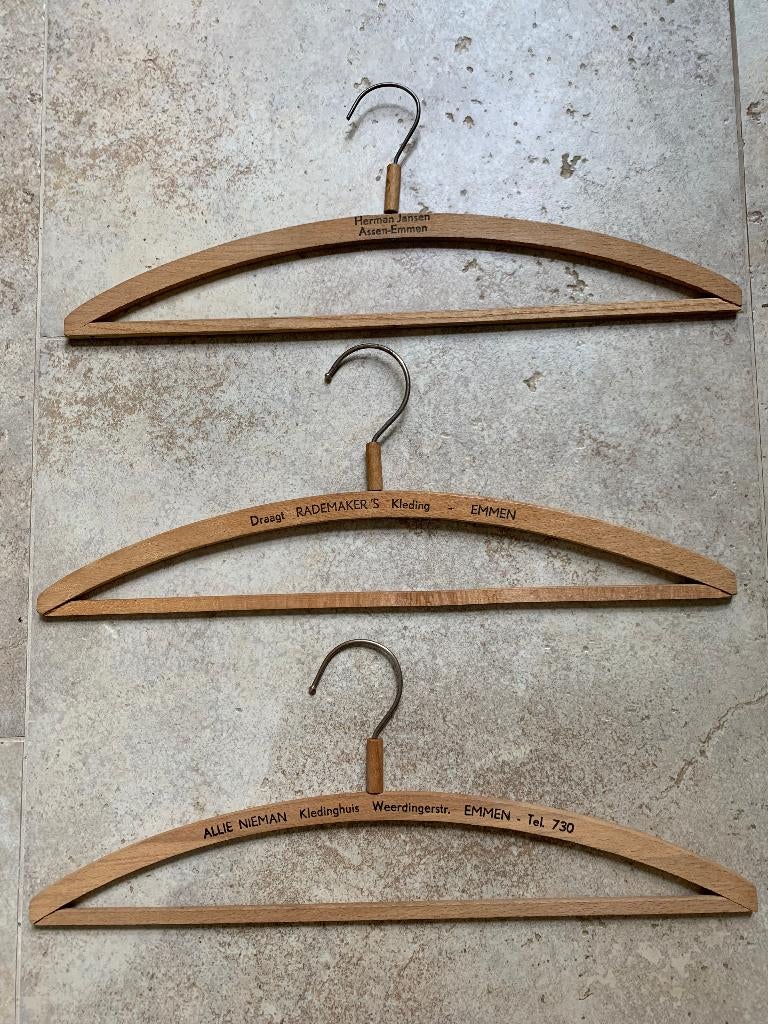3 Antieke Houten Kledinghangers met Merknaam 'Jaren 30/50', Antiek en Kunst, Ophalen of Verzenden