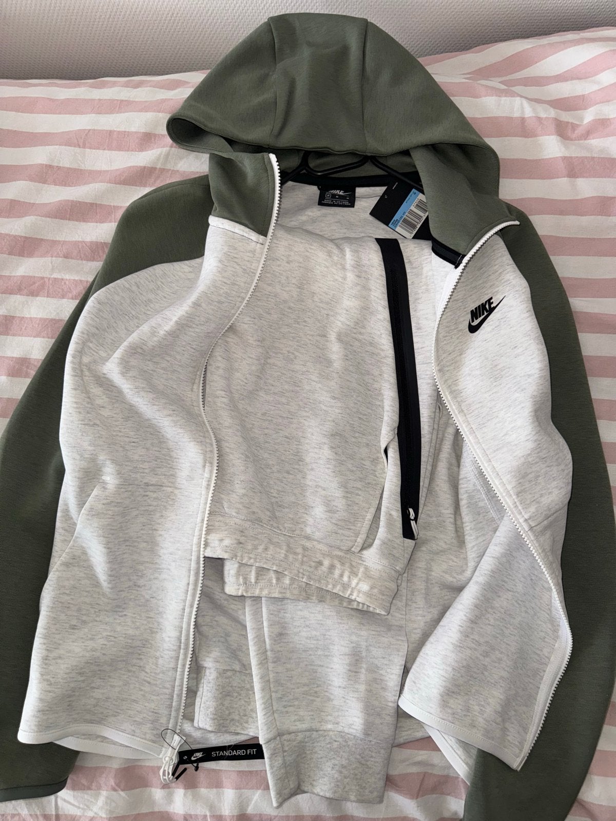 Nike Tech Fleece trainingspak - Vest M, Broek L, Kleding | Heren, Ophalen of Verzenden, Nieuw, Overige maten, Meerkleurig