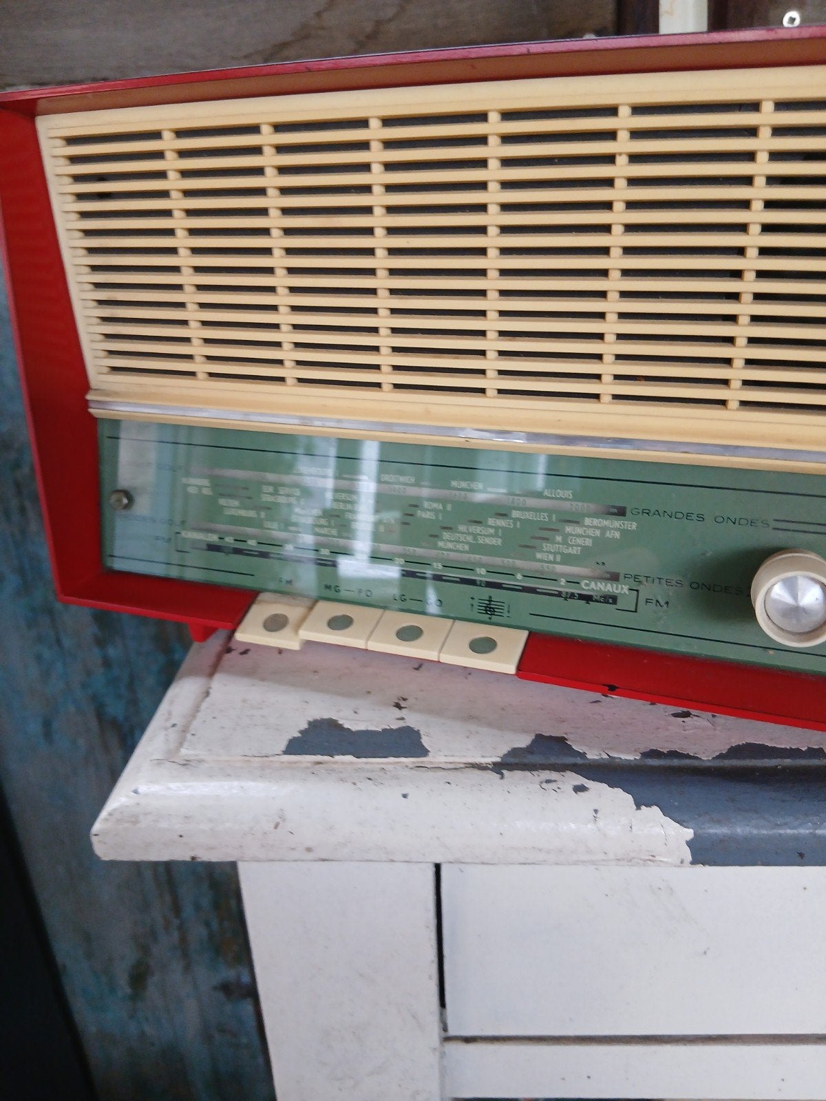 oude radio van bakeliet, Ophalen