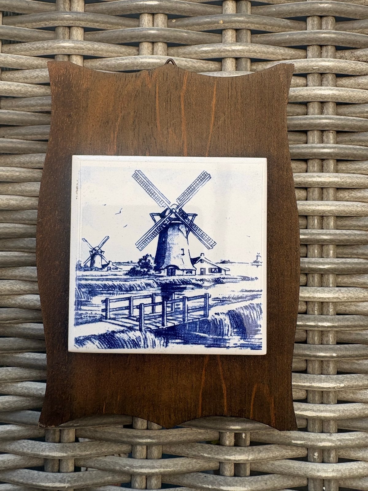 Vintage Delfts Blauw Tegeltje op Houten Plaquette, Ophalen of Verzenden
