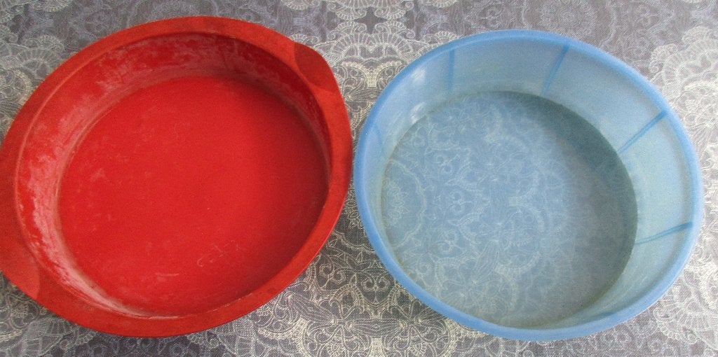 2 flexibele bakvormen, rood = Tupperware, blauw merkloos, Hobby en Vrije tijd, Taarten en Cupcakes maken, Ophalen of Verzenden