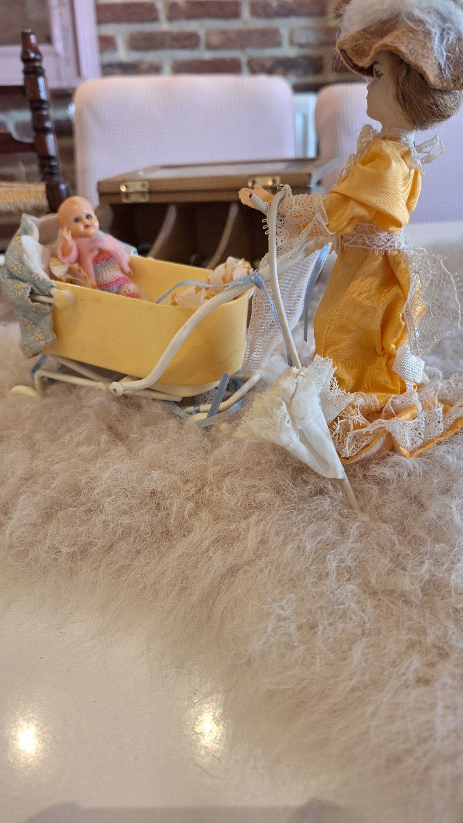 Vintage porseleinen pop met kinderwagen en baby, Ophalen of Verzenden, Gebruikt, Pop
