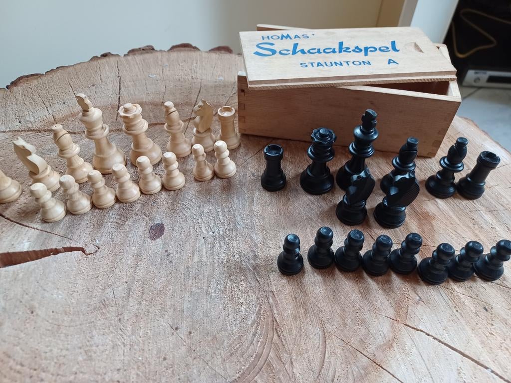 Homas Schaakspel Staunton A in houten kistje, Hobby en Vrije tijd, Gezelschapsspellen | Bordspellen, Een of twee spelers, Ophalen of Verzenden