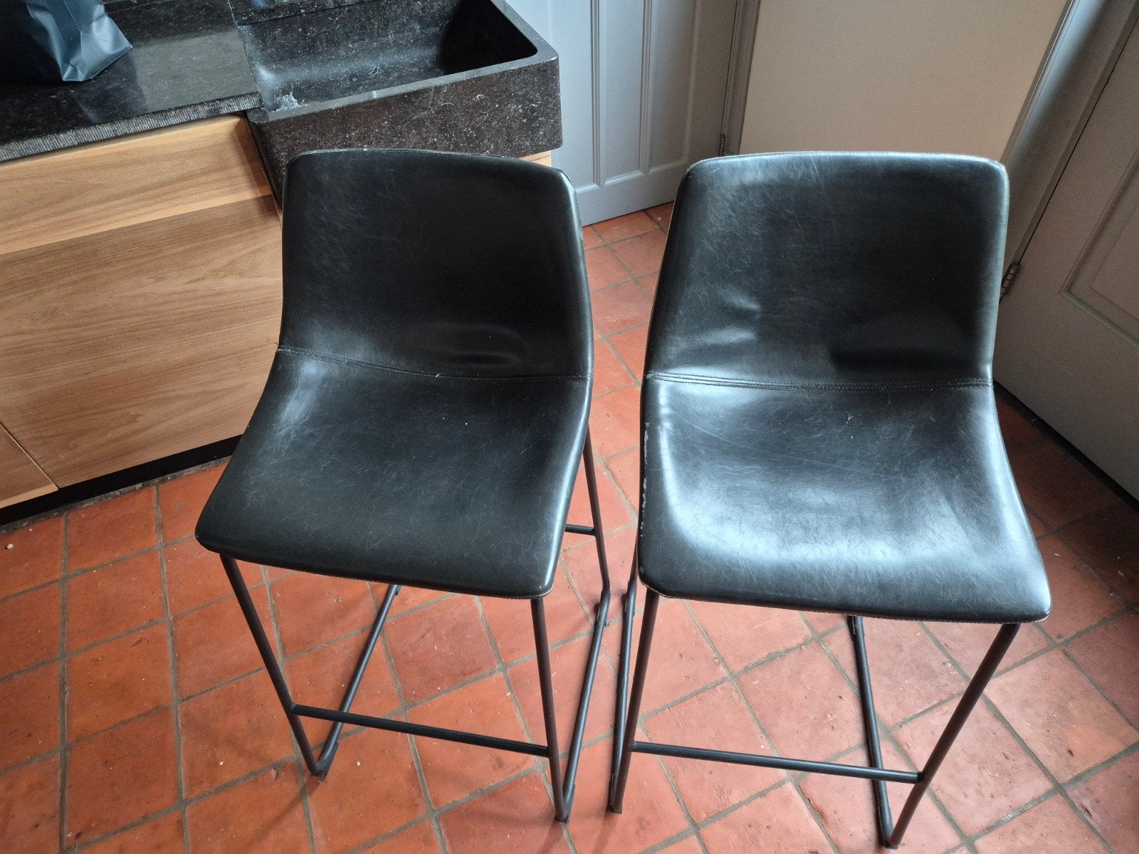 Set van 2 zwarte barkrukken met metalen onderstel, Gebruikt, Met voetsteun, Ophalen of Verzenden, 90 cm of meer