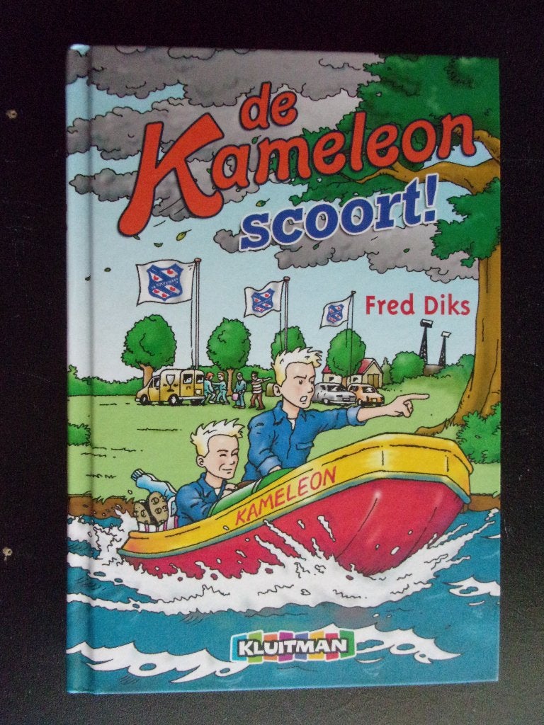 DE KAMELEON SCOORT  (1e DRUK)  UITGAVE S.C. HEERENVEEN, Boeken, Ophalen of Verzenden, Zo goed als nieuw, Fictie algemeen