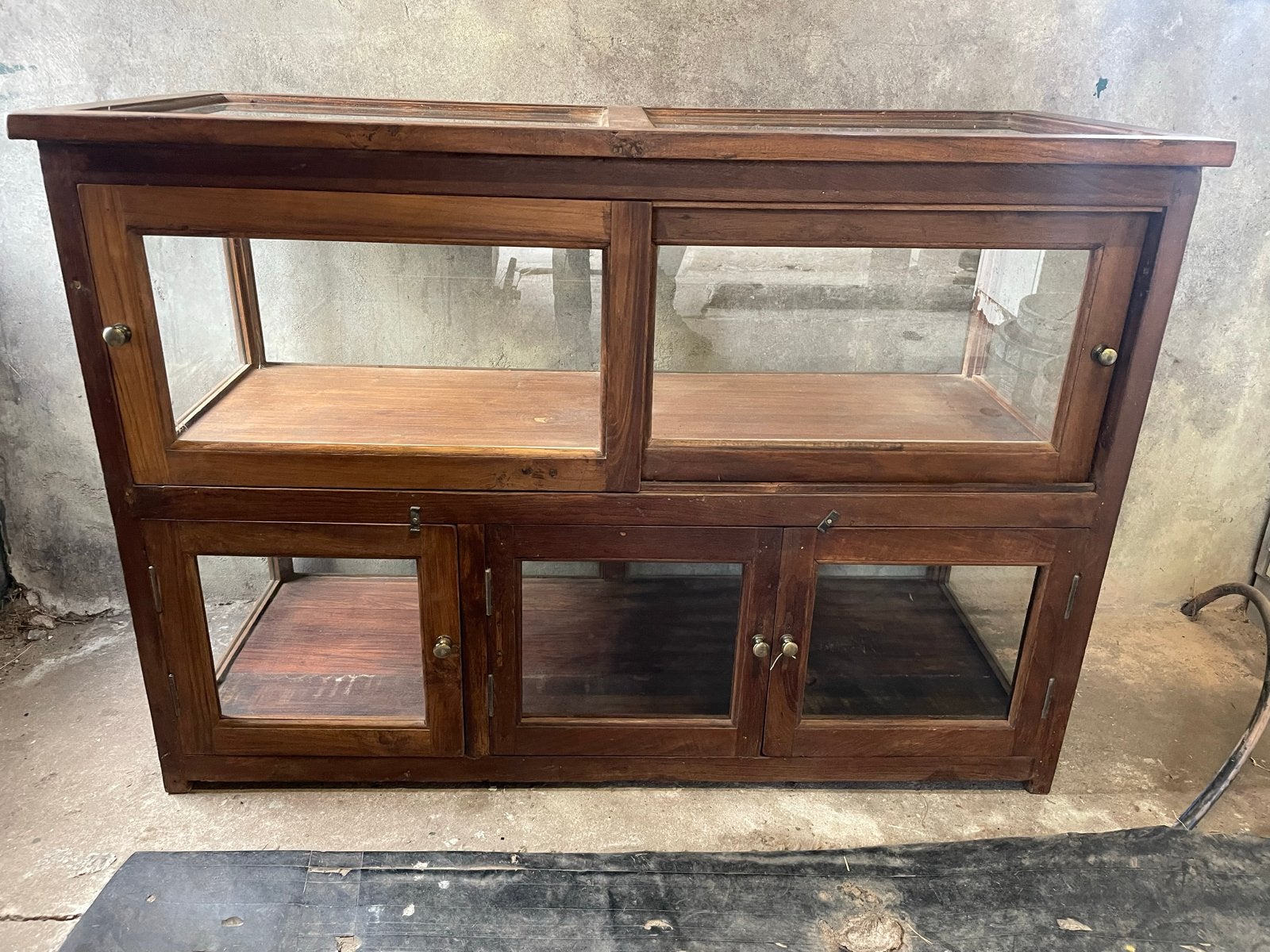 Unieke oude Indiase vitrinekast - 131x55x91cm (lxbxh), Ophalen
