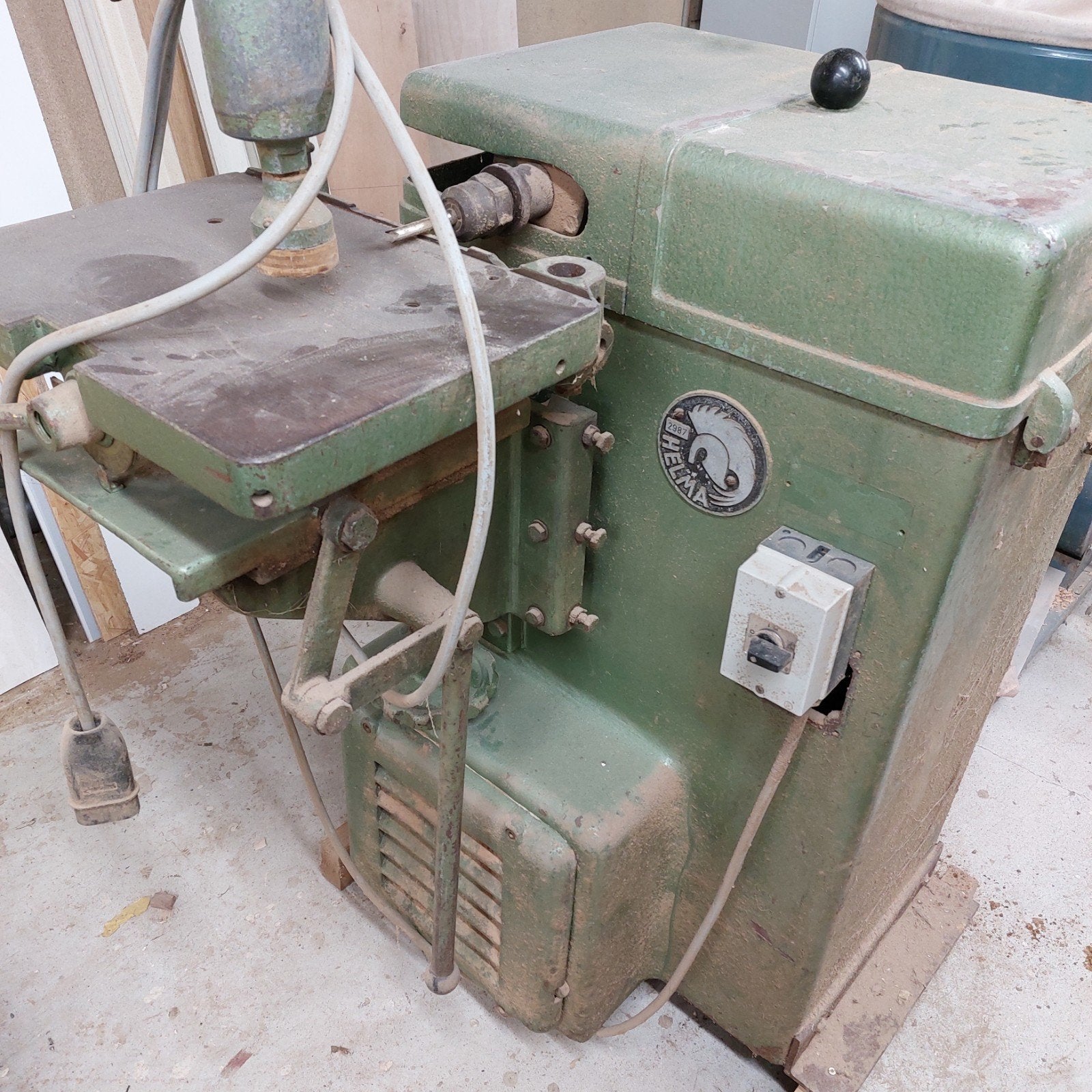 HELMAS houtbewerkingsmachine - Robuust en functioneel, Ophalen