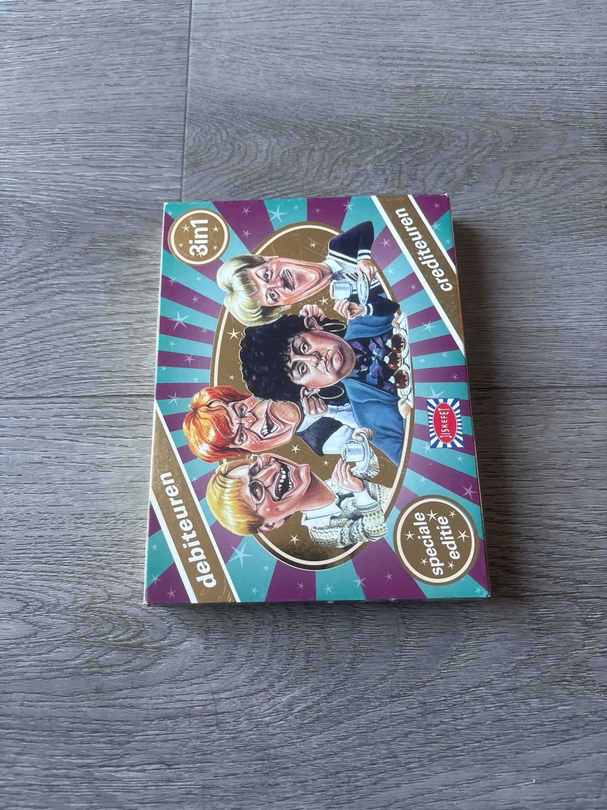 Jiskefet Debiteuren Crediteuren 3-in-1 Speciale Editie, Cd's en Dvd's, Alle leeftijden, Ophalen of Verzenden, Zo goed als nieuw