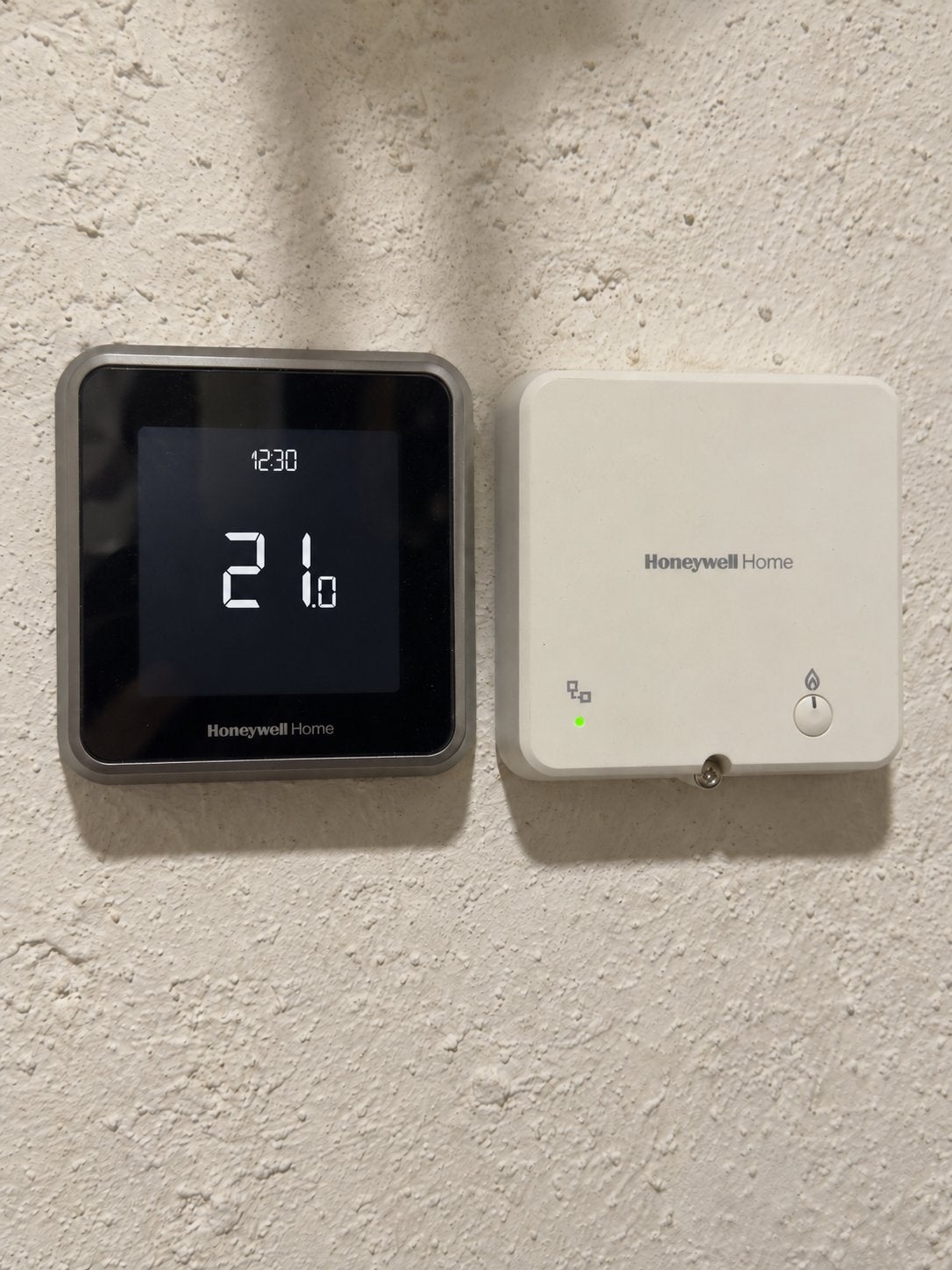 Honeywell Home Slimme Thermostaat T6 met het kastje, Ophalen of Verzenden, Slimme thermostaat, Zo goed als nieuw