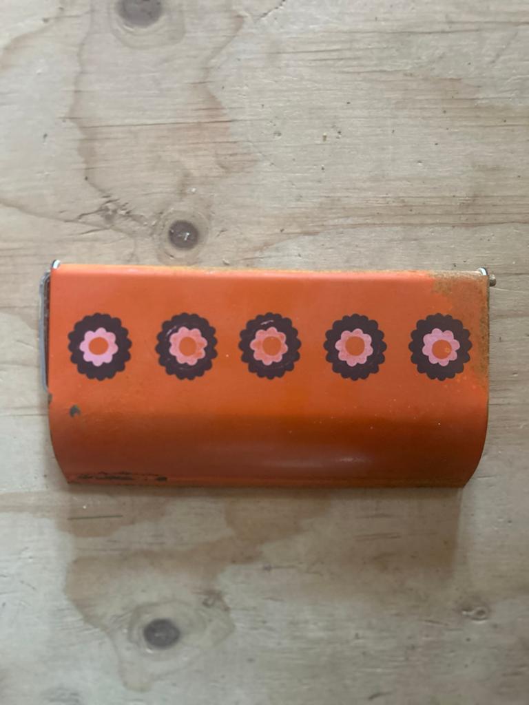 Retro Keukenrolhouder - Oranje met Bloemenpatroon, Huis en Inrichting, Keuken | Tupperware, Ophalen of Verzenden, Gebruikt, Oranje