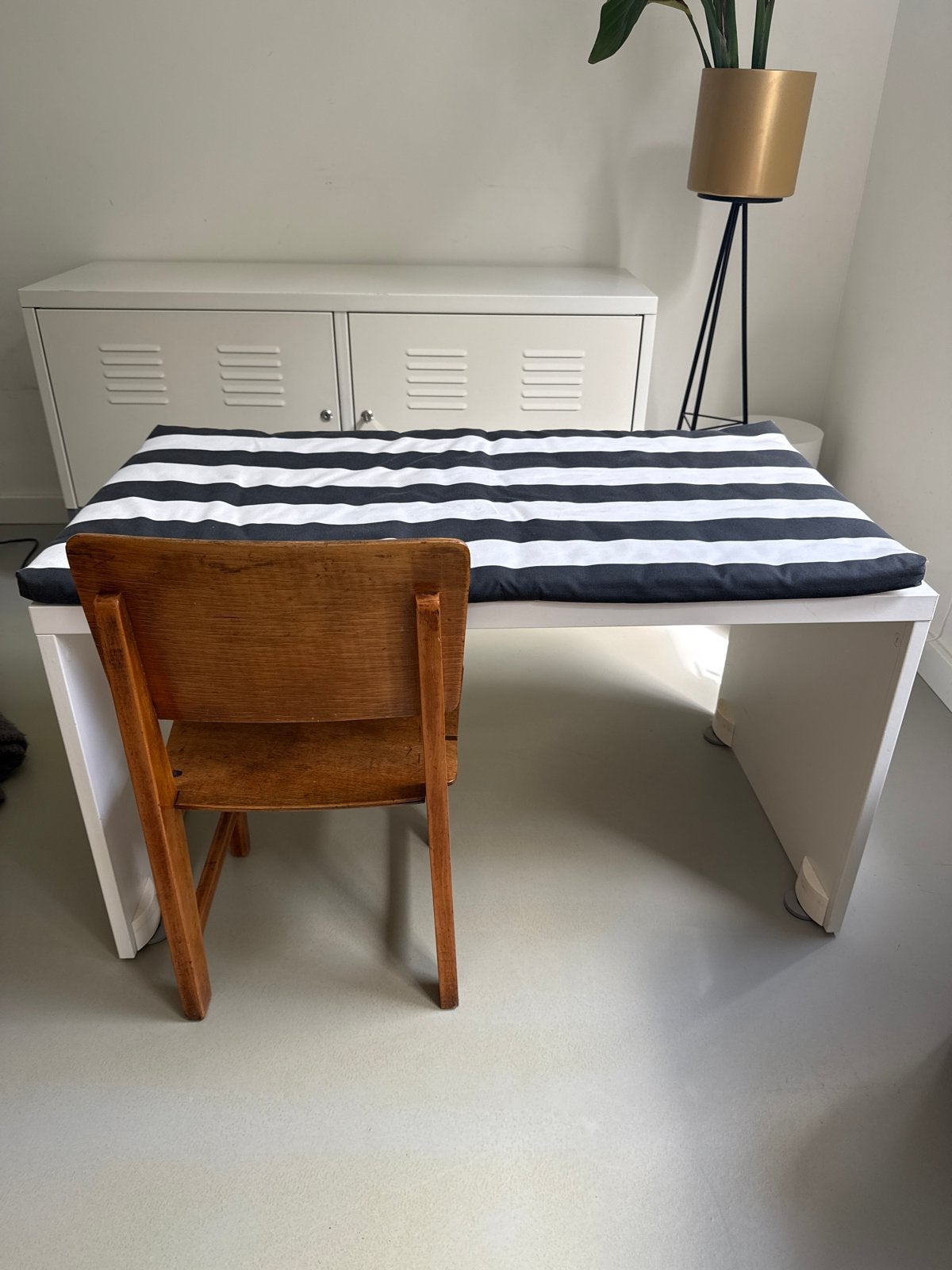 Wit tafeltje/bureau - ikea smarstad met kussen, Ophalen, Gebruikt, Tafel(s)