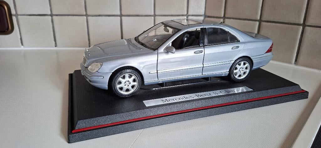 Grote miniatuurauto Mercedes zilvergrijs, Hobby en Vrije tijd, Modelauto's | 1:43, Ophalen of Verzenden, Zo goed als nieuw, Auto