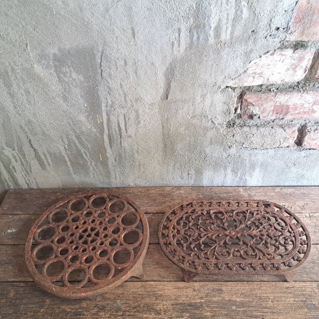 Brocante gietijzeren onderzetter roest rond of ovaal *Etage3, Gebruikt, ., Ophalen of Verzenden, .