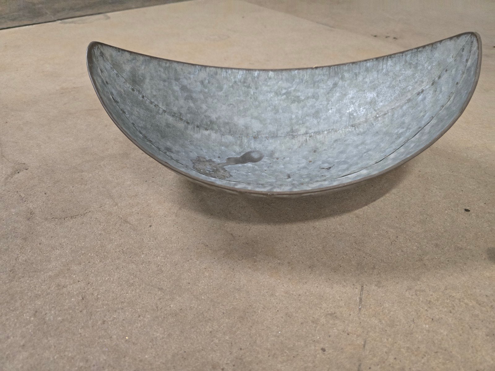 Decoratieve zinken schaal - Halve maan vorm, Antiek en Kunst, Ophalen of Verzenden