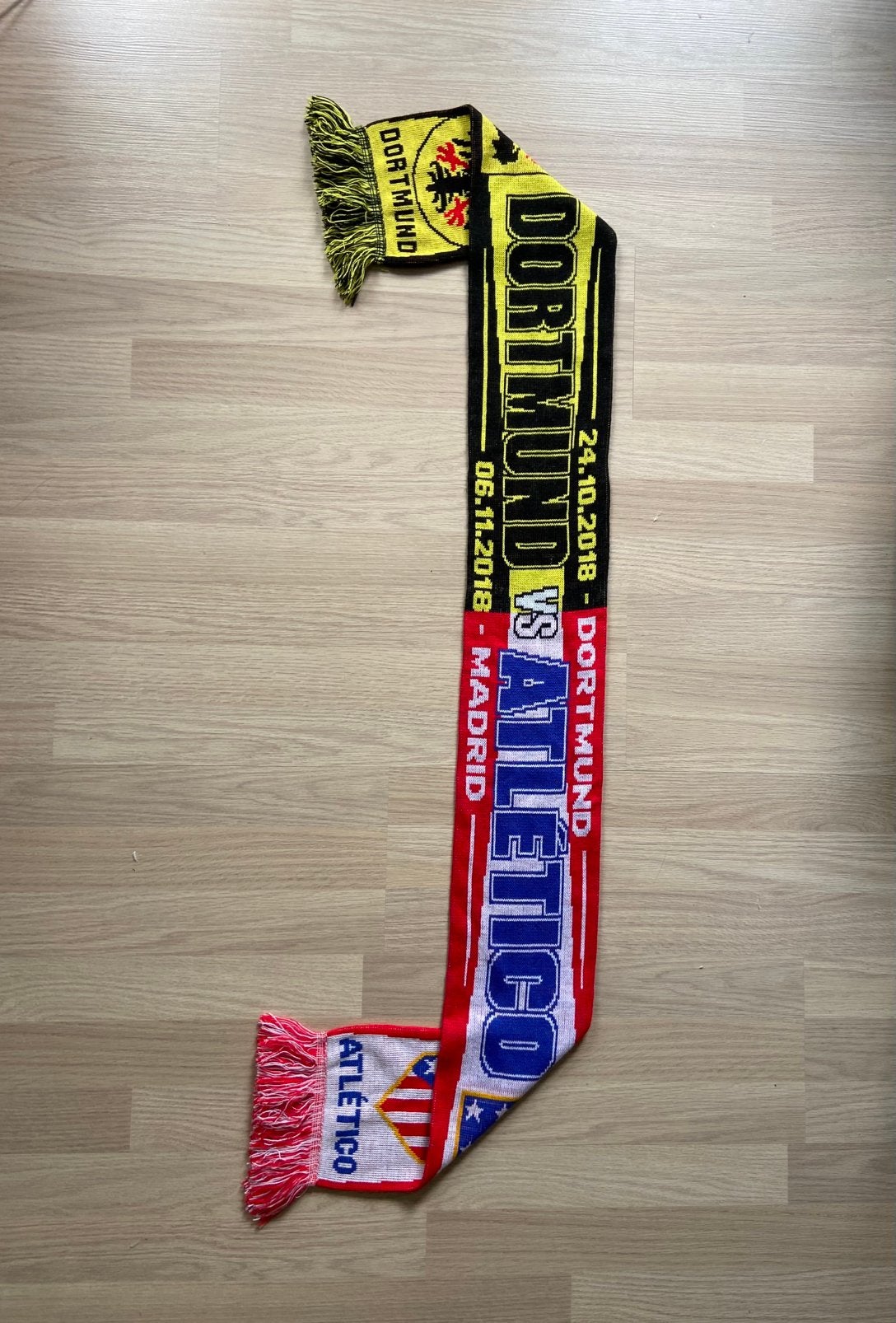 Borussia Dortmund - Atletico Madrid Champions League Sjaal, Ophalen of Verzenden, Zo goed als nieuw, Buitenlandse clubs, Vaantje of Sjaal