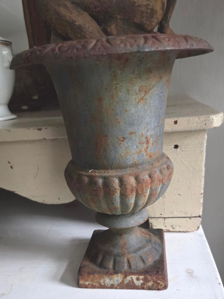 Antieke Franse gietijzeren tuinvaas met mooi blauw patina, Antiek en Kunst, Curiosa en Brocante, Ophalen