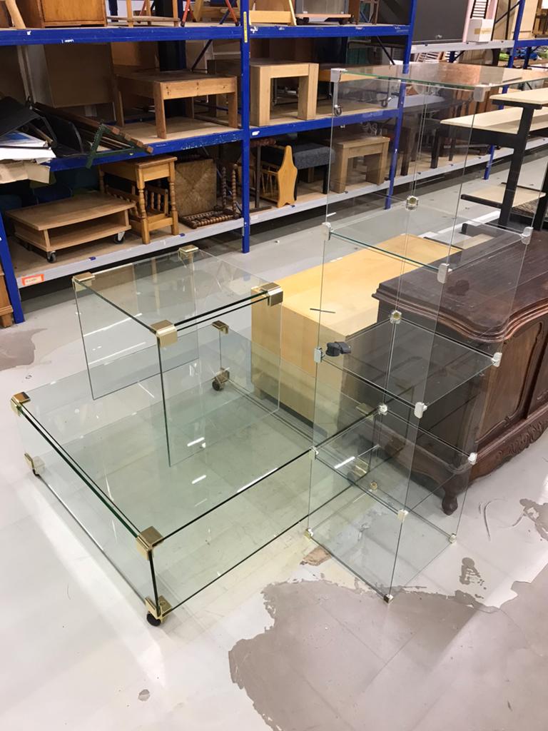 Glazen vitrinekast / tafel / salontafel, Ophalen, B, 50 tot 100 cm, Zo goed als nieuw