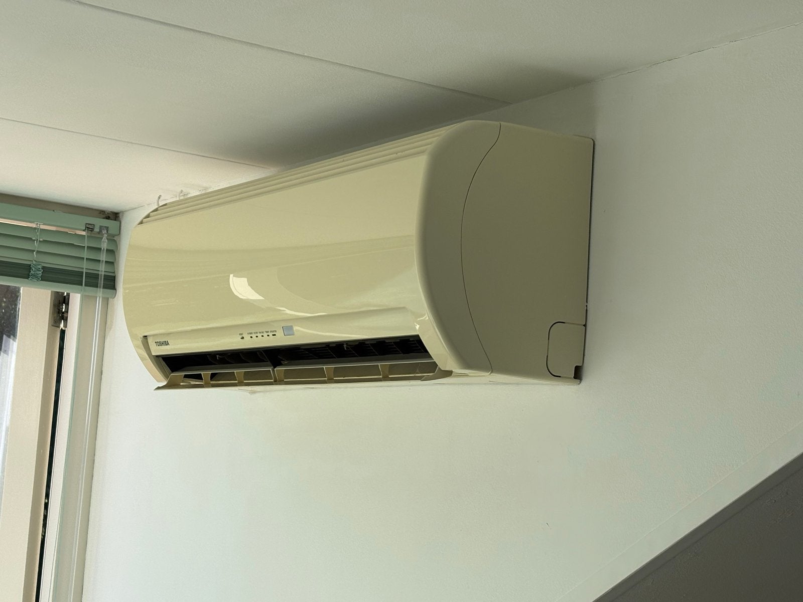 75 EUR Toshiba  Airco 3750W - Koelen met afstandsbediening, Ophalen, Gebruikt, 3 snelheden of meer, Koelen en Ontvochtigen