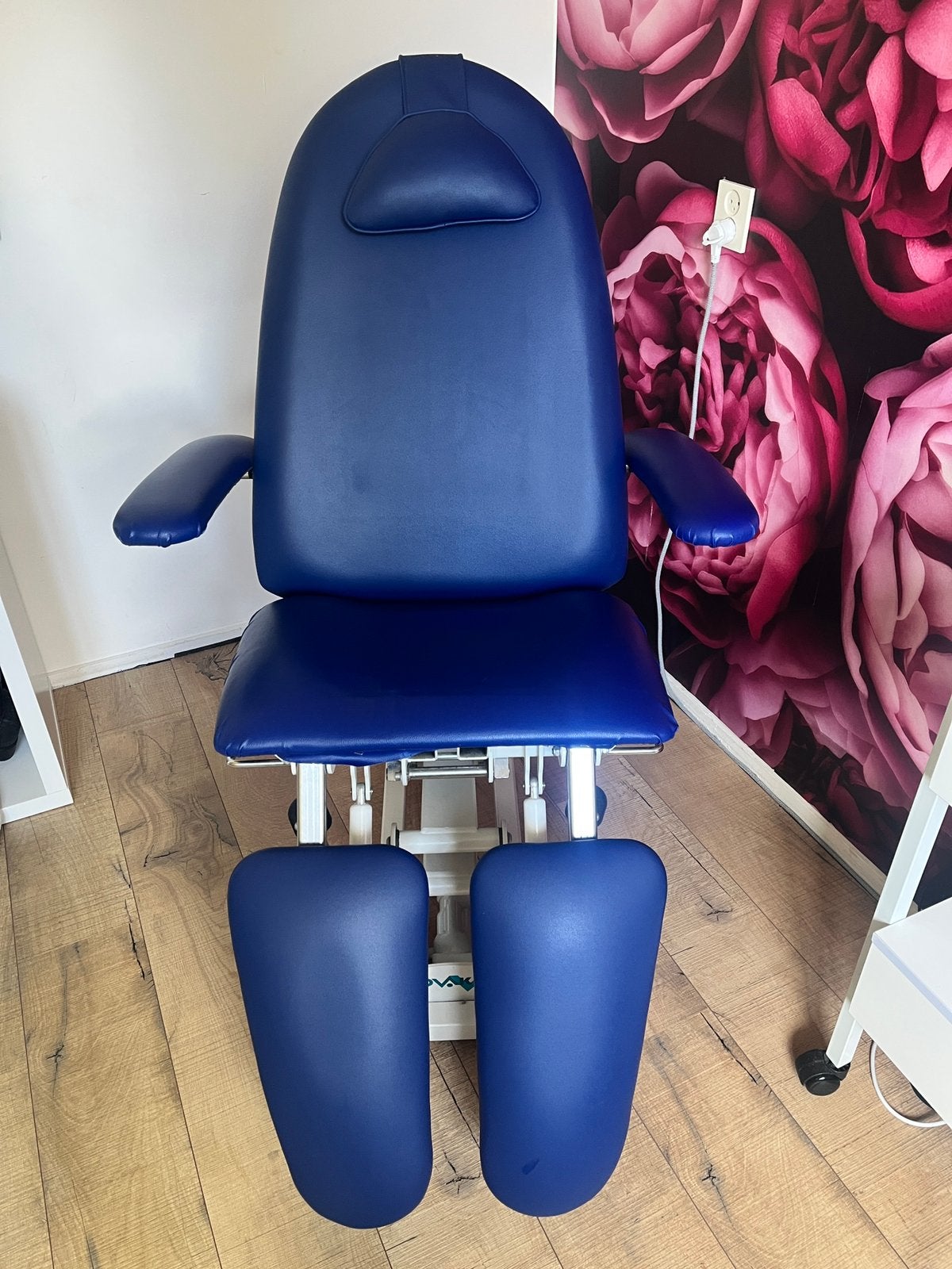 Pedicure stoel, schoonheids stoel  hydraulisch, Ophalen, Zo goed als nieuw, Behandelstoel