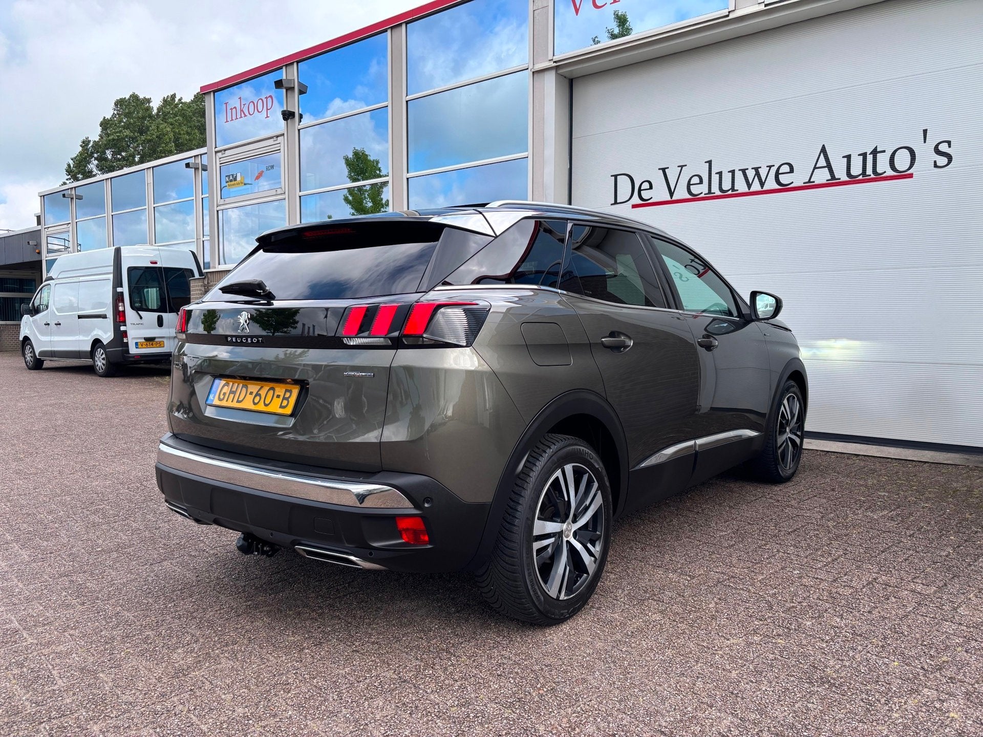 Peugeot 3008 1.2 PureTech Blue Lease Premium|Pano|Trekhaak, Auto's, Voorwielaandrijving, Gebruikt, 1199 cc, Leder en Stof