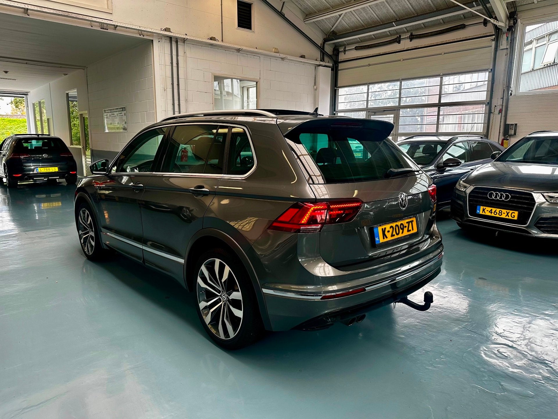 Volkswagen Tiguan R-Line 4-Motion Pano/360 Camera/Trekhaak, Automaat, Gebruikt, Euro 6, 4 cilinders