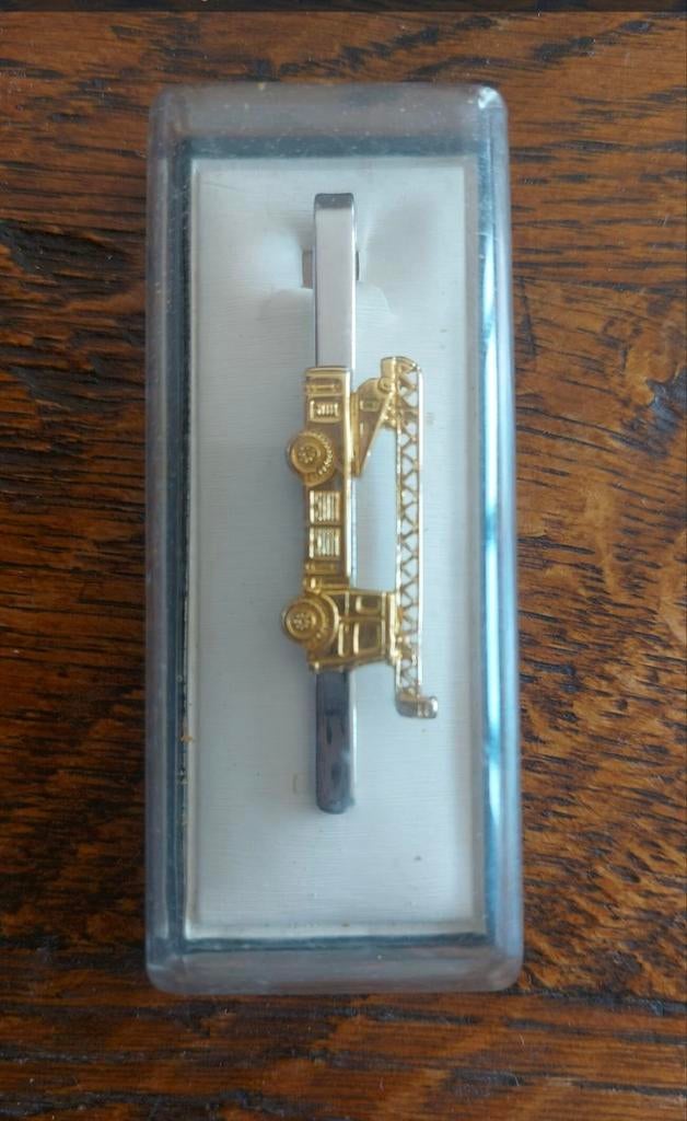 Dasspeld Brandweer Ladderwagen Goud/Zilver Metaal, Ophalen of Verzenden, Zo goed als nieuw, Overige materialen, Verzilverd