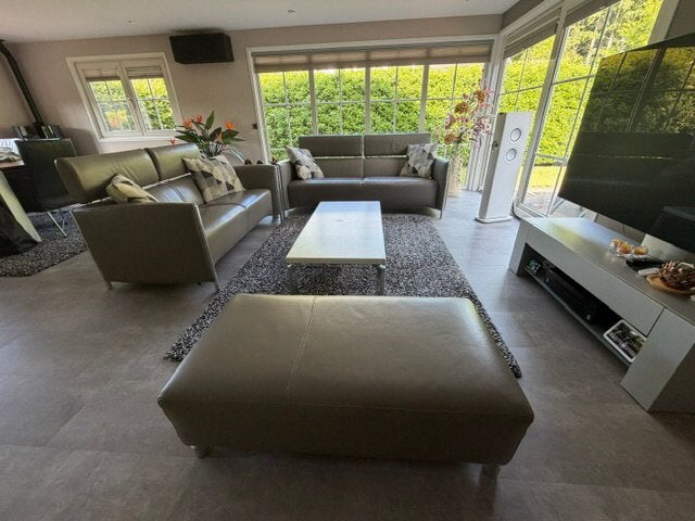 Twee mooie Leolux leren banken 3+2,5 zits, poef + salontafel, Huis en Inrichting, Ophalen, Zo goed als nieuw, 75 tot 100 cm