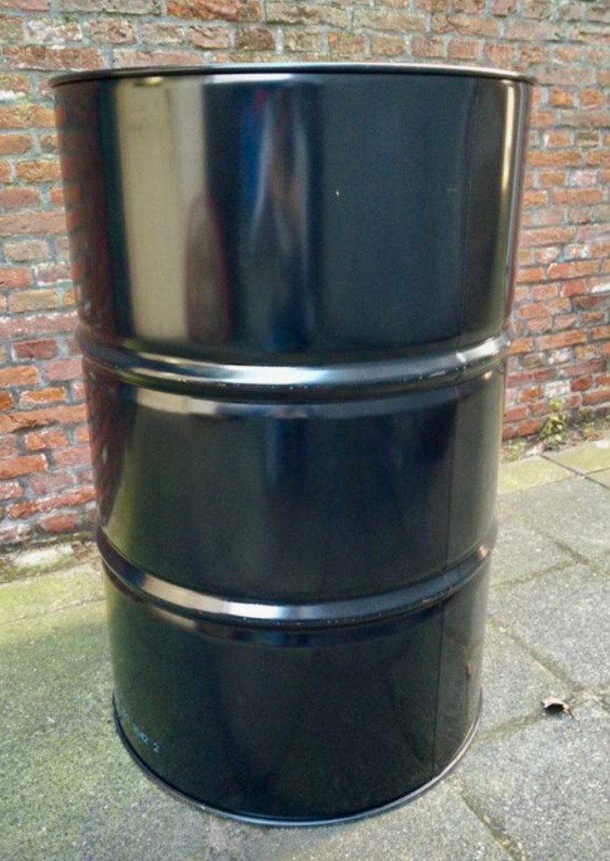 Zwart metalen vat gebruiktvoor olie- opslag of decoratie, Ophalen, Gebruikt