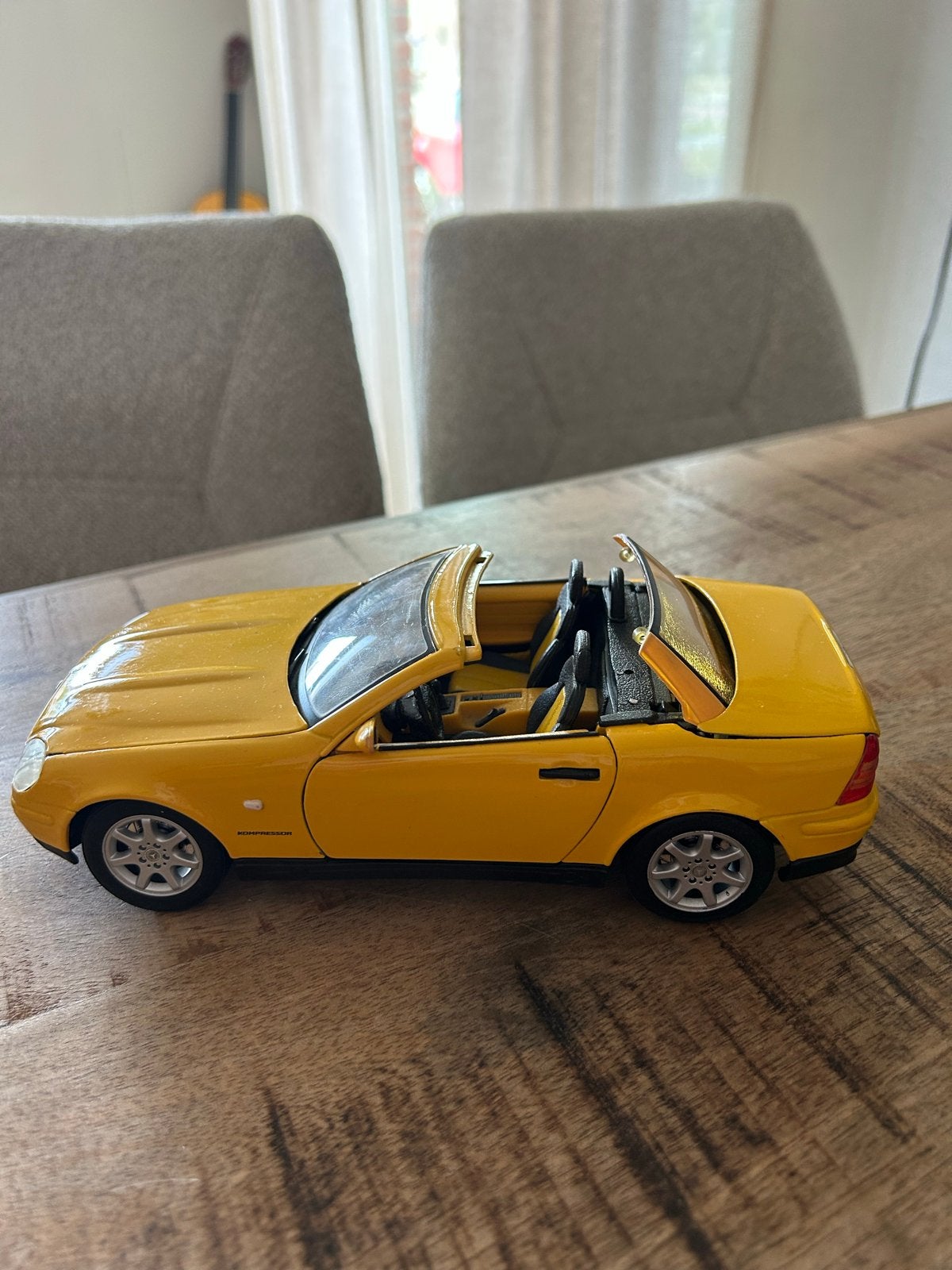 Gele Mercedes-Benz SLK 1996 modelauto, Hobby en Vrije tijd, Modelauto's | 1:43, Ophalen, Gebruikt, Auto, Overige merken