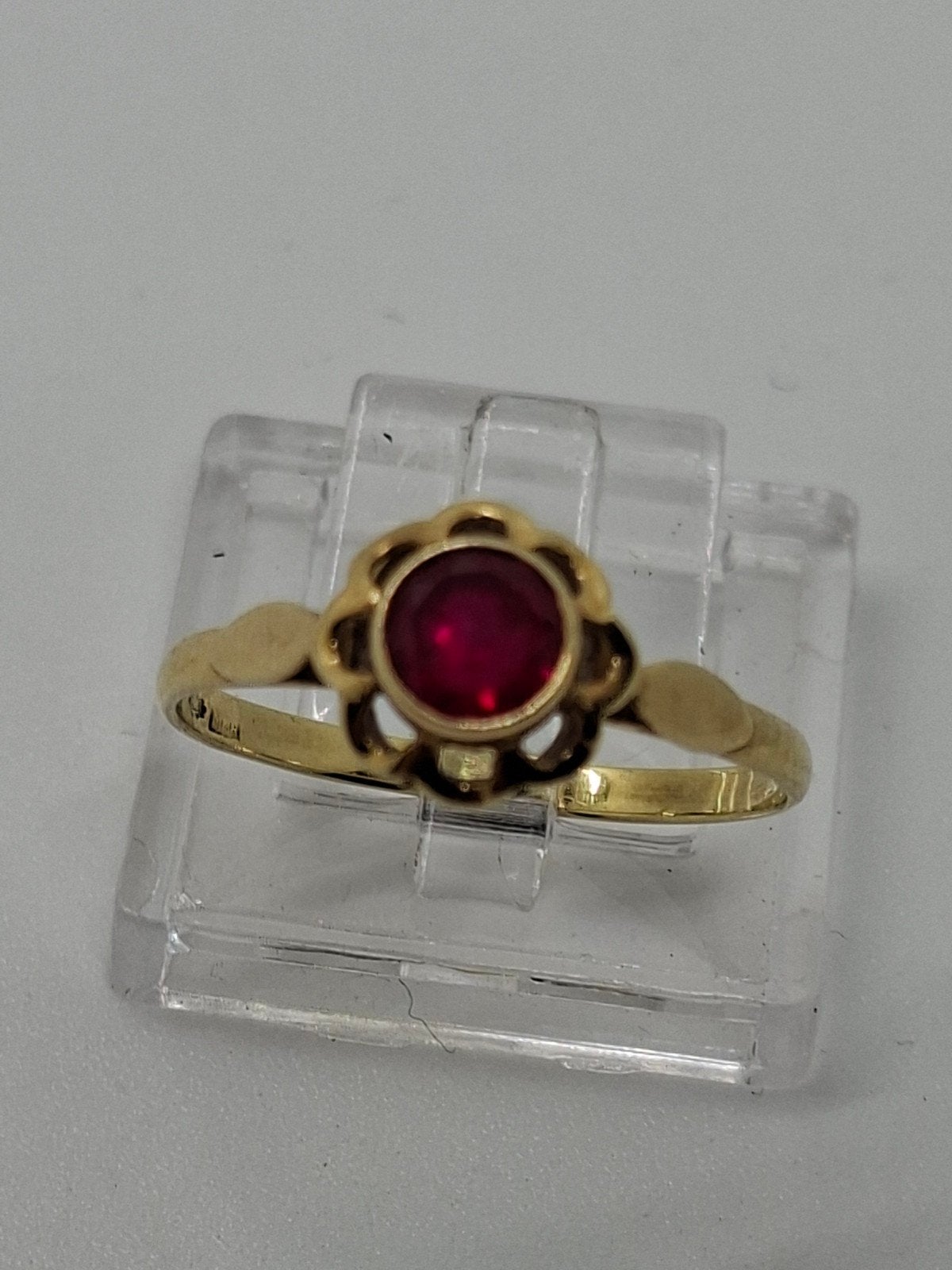 Gouden 14K ring met robijn en eikenblaadje, maat 17.7, Ophalen of Verzenden, 17 tot 18, Met edelsteen, Dame