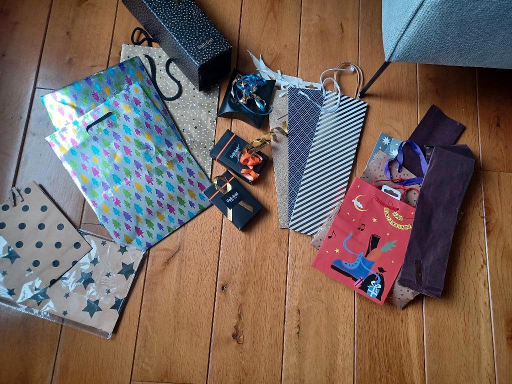 Diverse luxe cadeauverpakkingen (tasjes,voor flessen, kerst), Diversen, Cadeaupapier, Ophalen of Verzenden, Nieuw