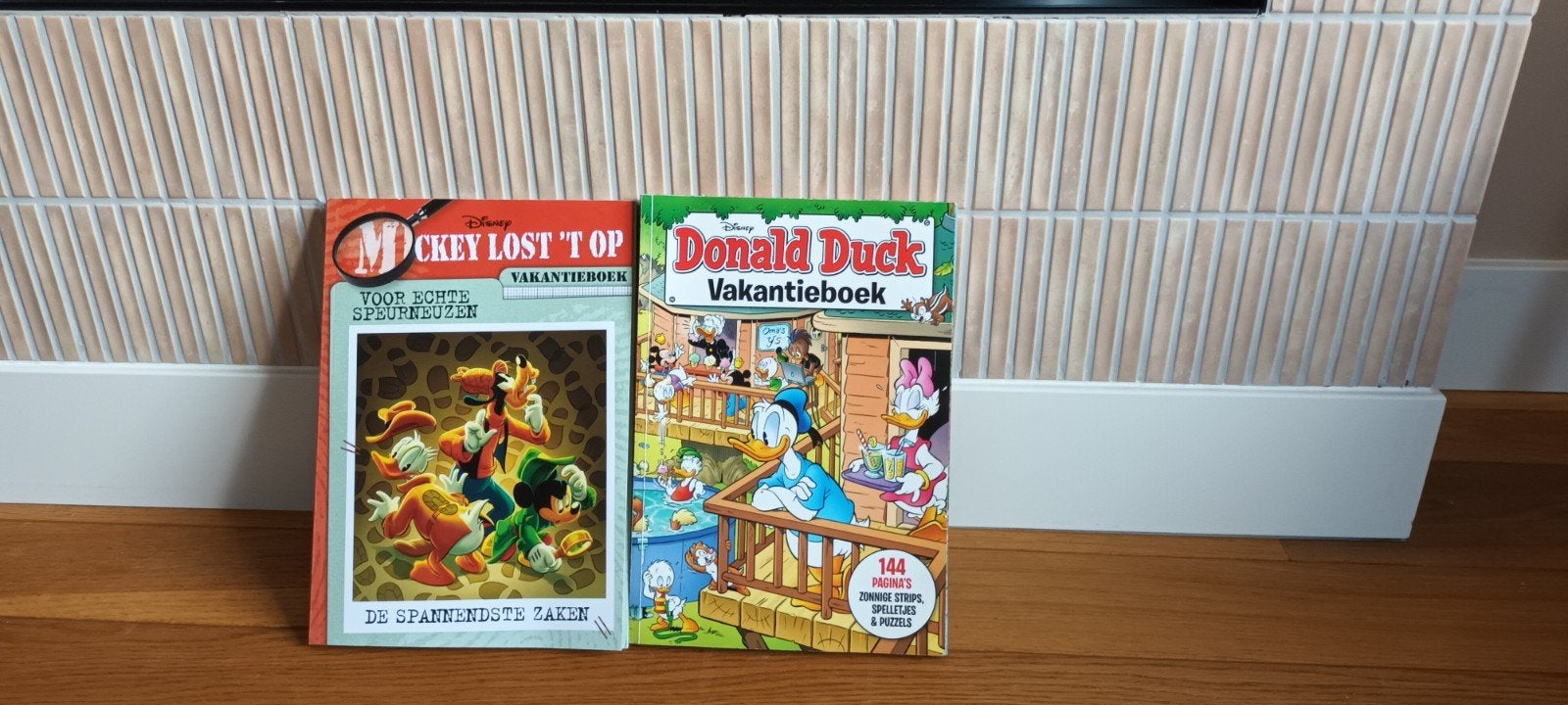 Donald Duck vakantieboek & Mickey lost 't op., Eén stripboek, Ophalen of Verzenden, Zo goed als nieuw