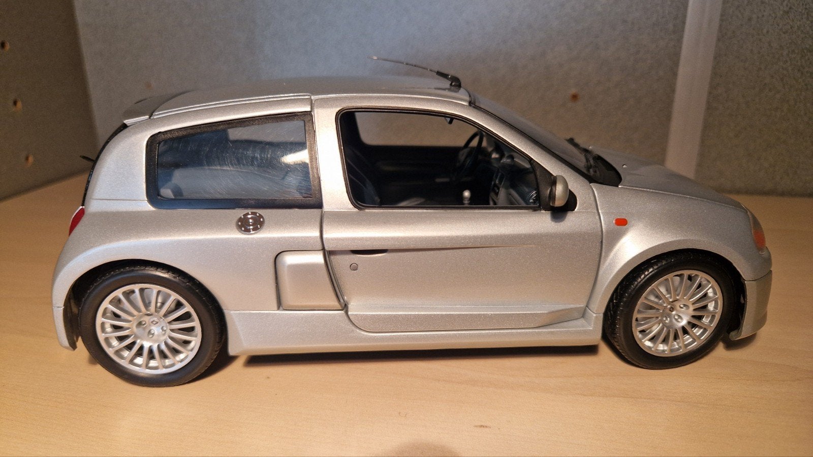 Renault Clio V6 modelauto - Zilver, Hobby en Vrije tijd, Modelauto's | 1:18, Zo goed als nieuw, Auto, Overige merken, Ophalen of Verzenden