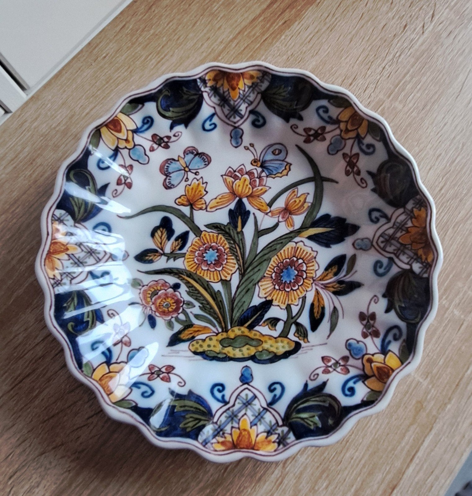 Makkummer Aardewerk Sierbord met Bloem- en Vlindermotief, Antiek en Kunst, Ophalen of Verzenden