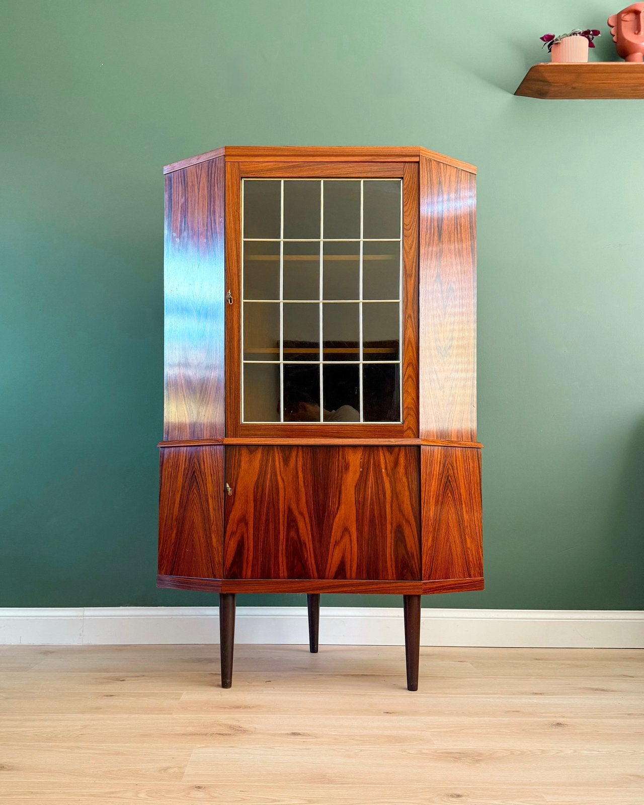 Vintage palissander hoekkast | Denemarken, Ophalen, Met deur(en), Glas, 50 tot 100 cm