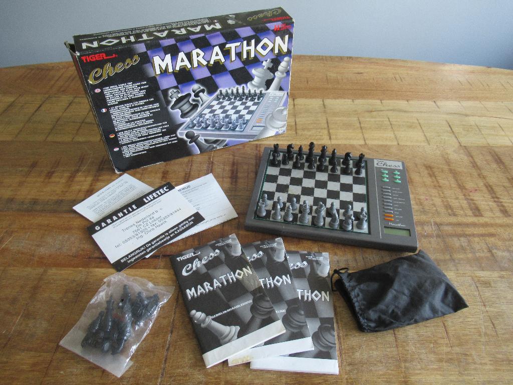 Tiger Chess Marathon schaakcomputer 1997 in Originele doos., Hobby en Vrije tijd, Ophalen of Verzenden, Zo goed als nieuw