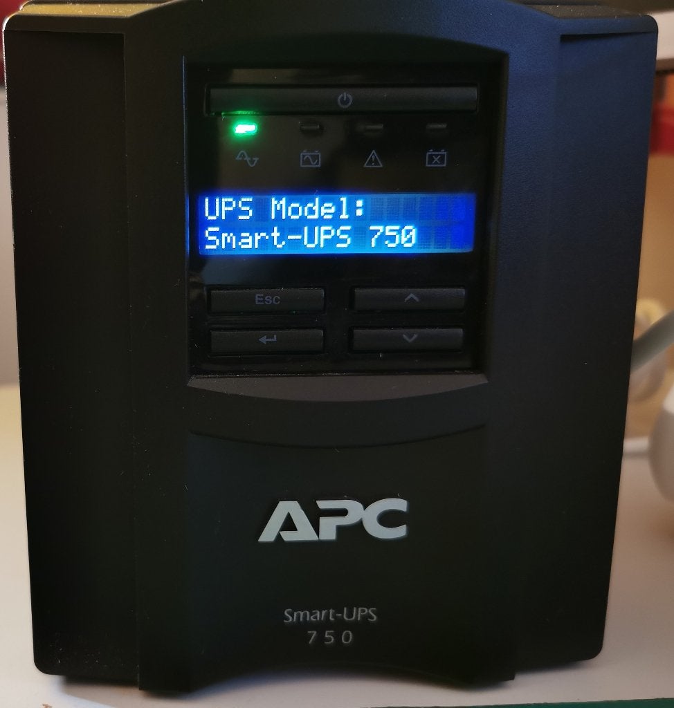 APC Smart-UPS 750 LCD/ SMT750I - nieuwe accu’s, Ophalen, Zo goed als nieuw