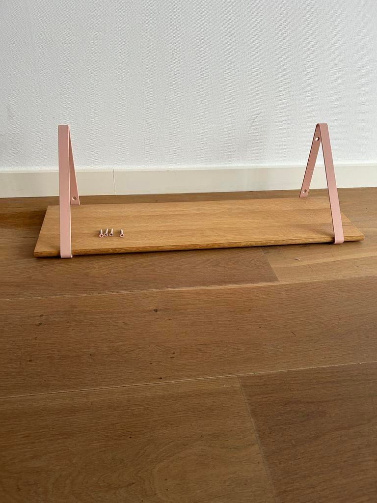 Ferm Living Houten wandplank met roze metalen beugels, Ophalen, Zo goed als nieuw
