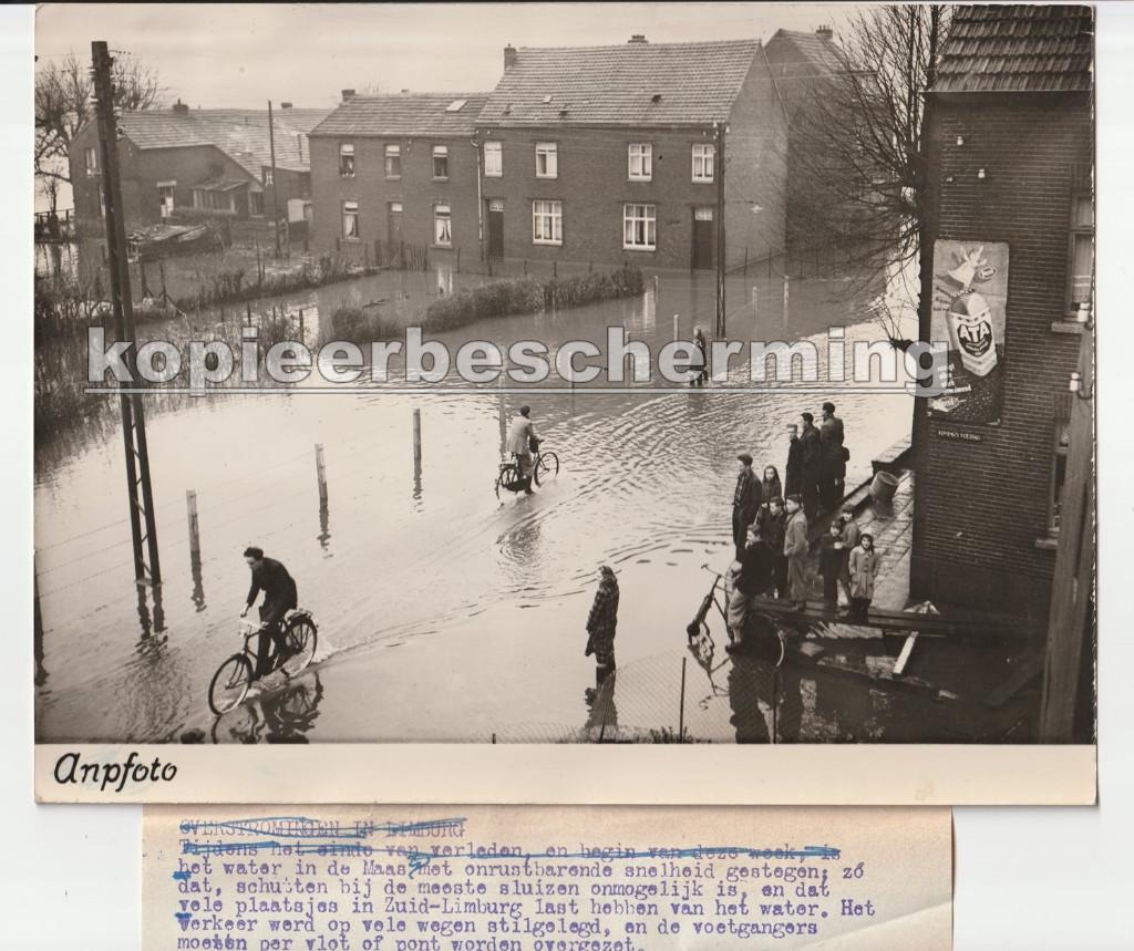 Borgharen 1952 overstroming 2 grote oude persfoto's / schade, Gebruikt, Verzenden, Foto, 1940 tot 1960