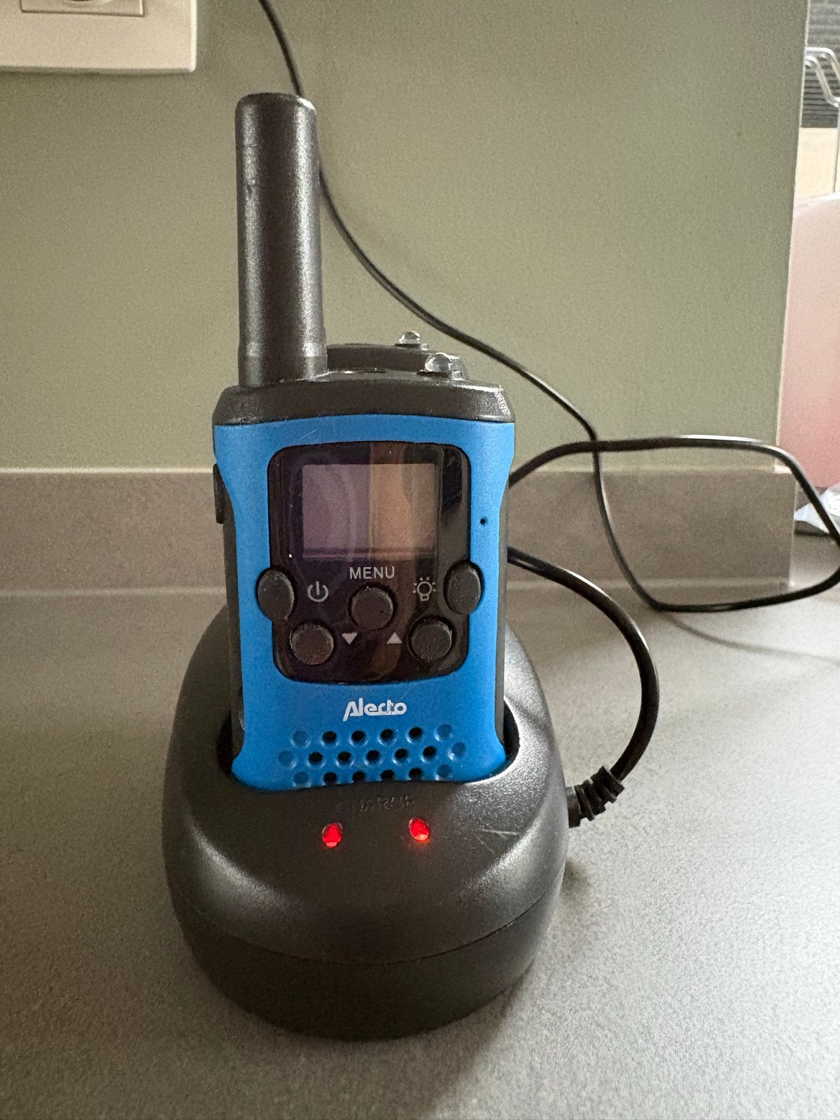 Alecto FR-175BW Walkie Talkie Set met Oplaadstation, Ophalen, Zo goed als nieuw, 2 to 5 km, Portofoon of Walkie-talkie