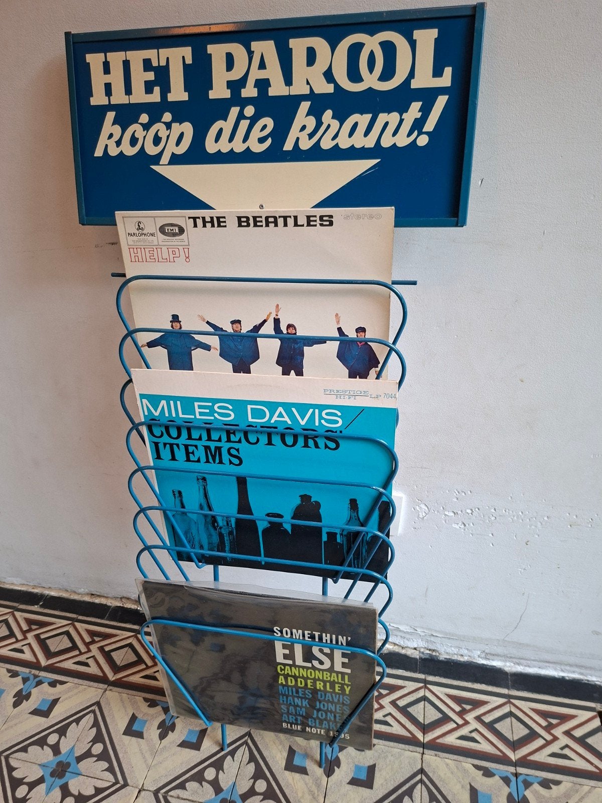 vintage krantenrek, lp-rek, reclamerek, Ophalen, Gebruikt
