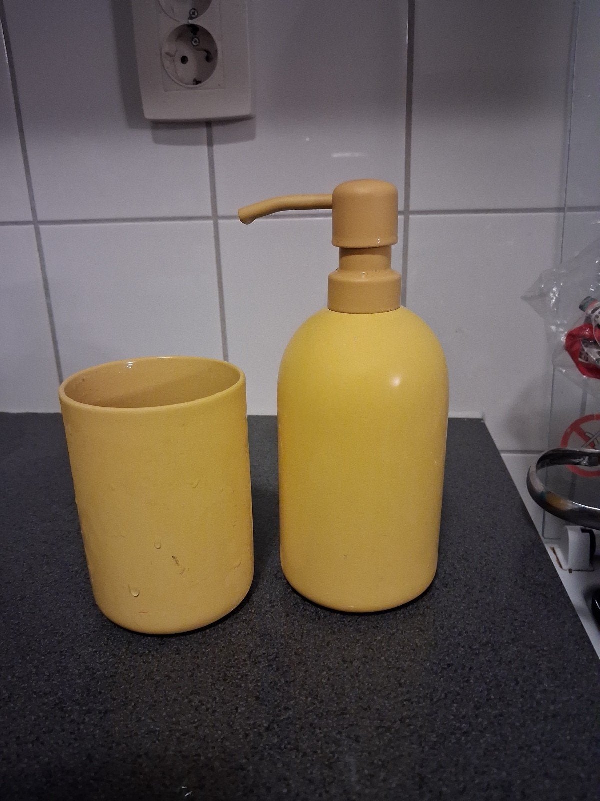 Ikea zeepdispenser en beker, Nieuw, 10 e vast ophalen., Geel, Nieuw, Zeepdispenser/zeepbakje, Ophalen