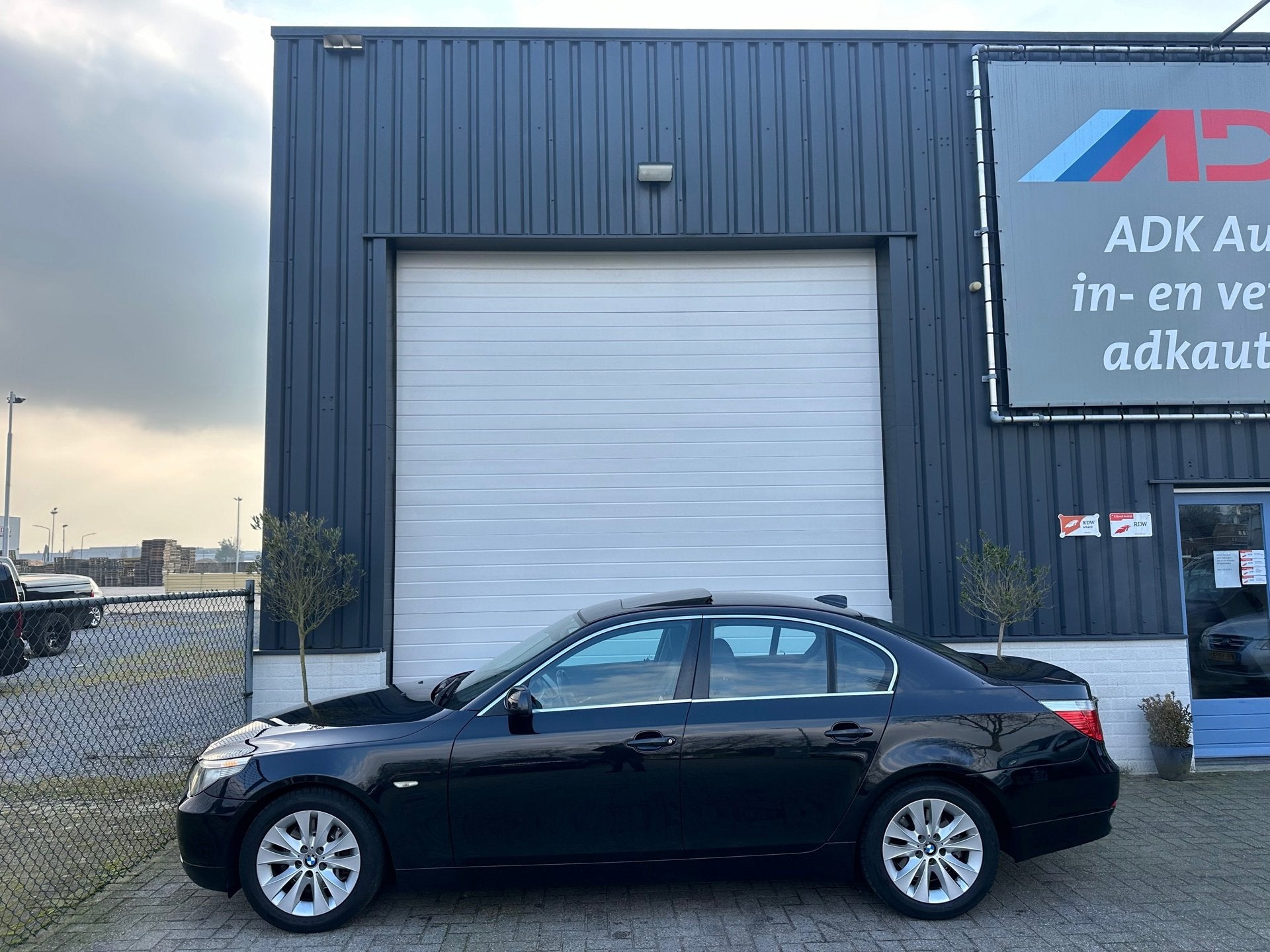 BMW 5-serie 525i Executive VOL OPTIES/DEALER ONDERHOUDEN, Auto's, Automaat, Achterwielaandrijving, Gebruikt, Zwart