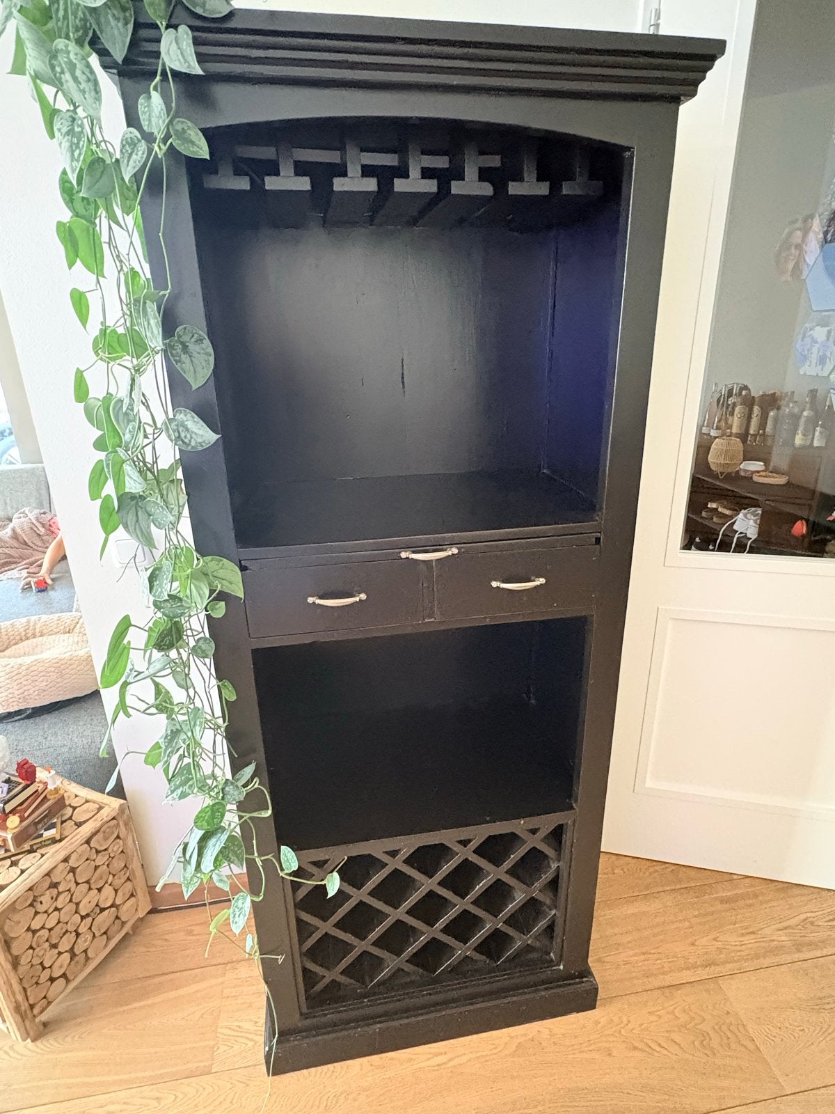 Zwart houten wijnkast/barkast met glashouders, Ophalen, Gebruikt, Hout, 15 tot 25 flessen