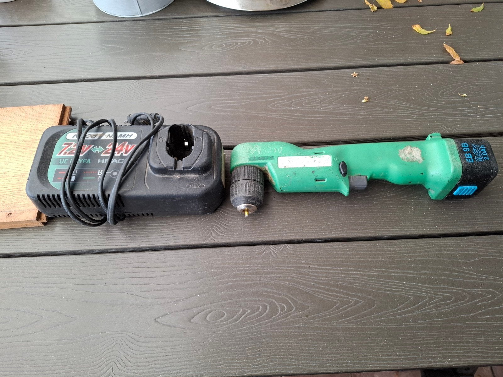 Hitachi haakse accuboormachine met Lader - 9.6V