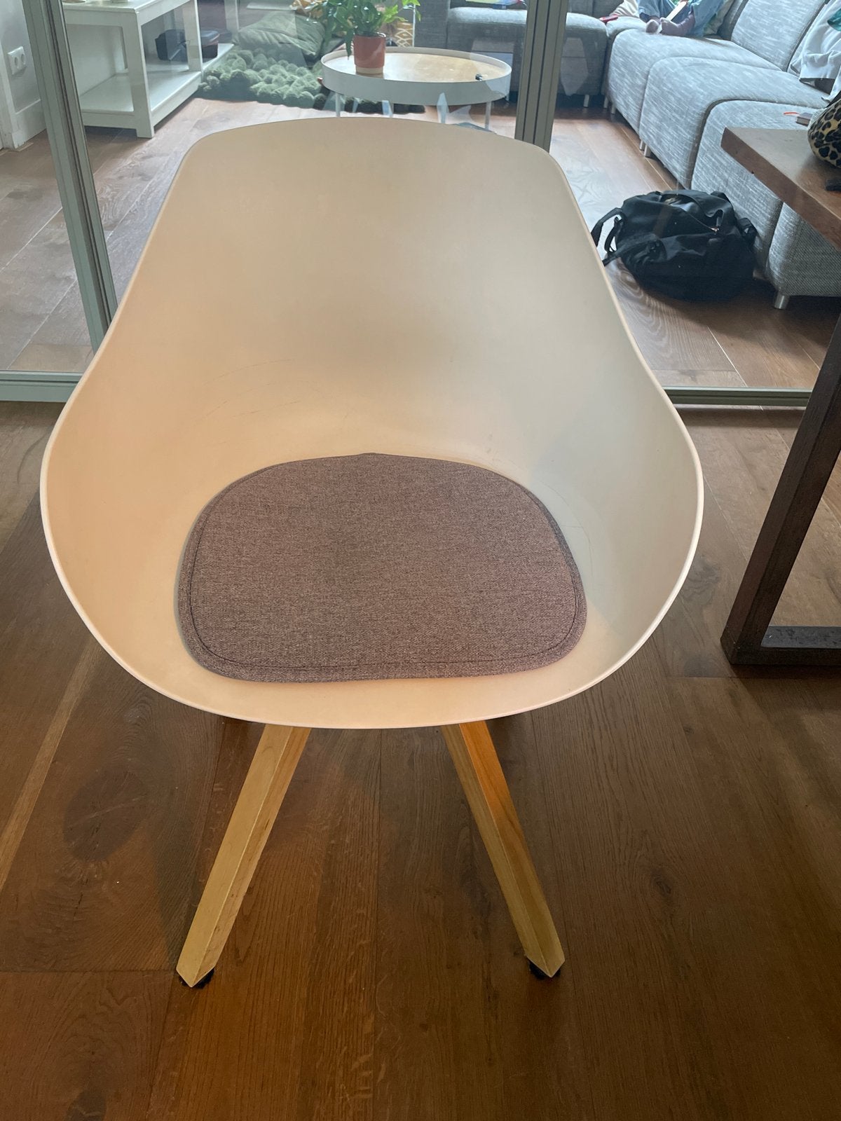 5+1 gratis! 6 x Witte stoel met houten poten en grijs kussen, Ophalen, Gebruikt, Wit, Eén