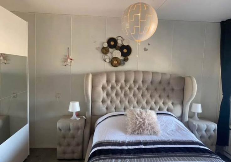 Tweepersoonsbed met gestoffeerd hoofdbord, Gebruikt, Beige, Tweepersoons, Ophalen of Verzenden