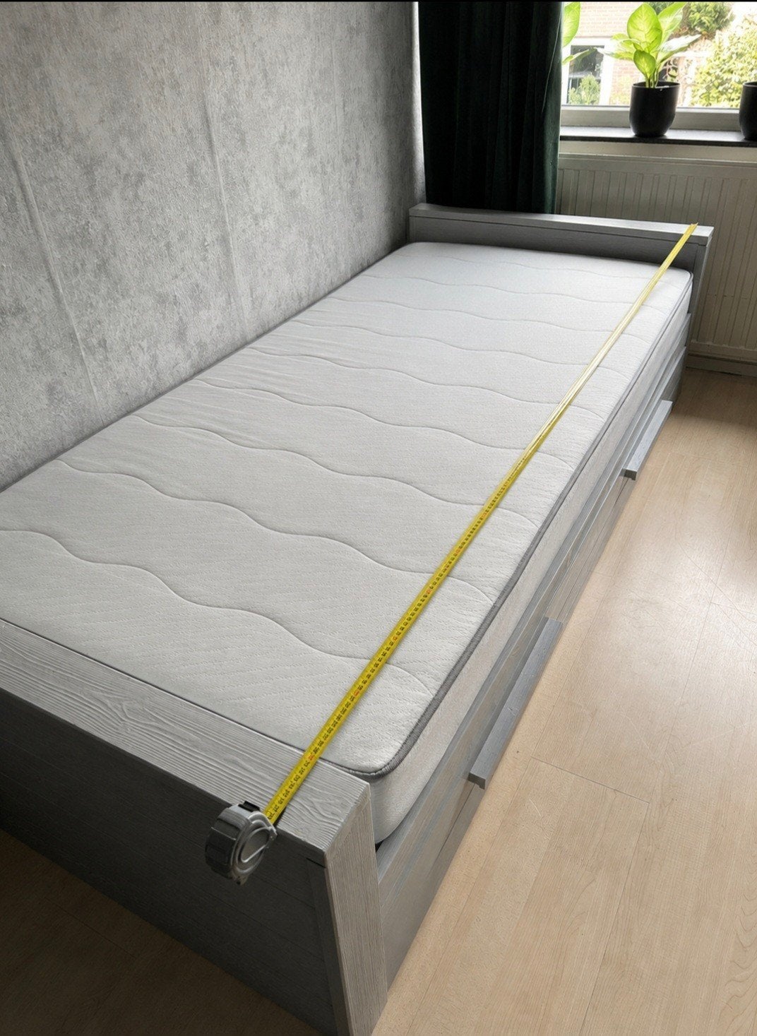 Eenpersoonsbed met lades - Grijs Hout, Huis en Inrichting, Slaapkamer | Bedden, Gebruikt, 90 cm, Eenpersoons, Ophalen of Verzenden
