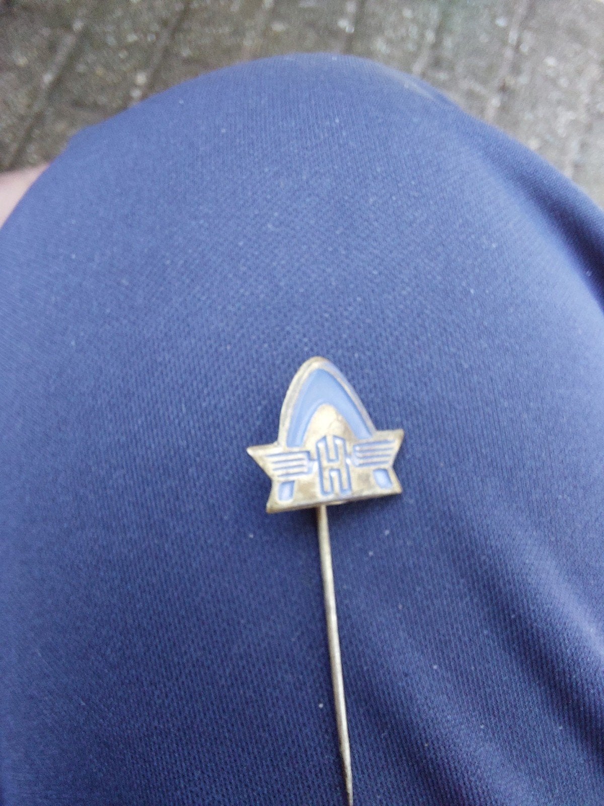Vintage Speldje/Pin met Blauw en Goudkleurig Logo, Verzamelen, Speldjes, Pins en Buttons, Verzenden, Gebruikt, Overige onderwerpen