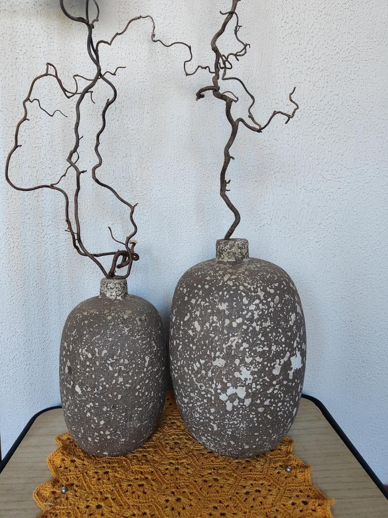 Twee brocante kruiken met takken, Ophalen